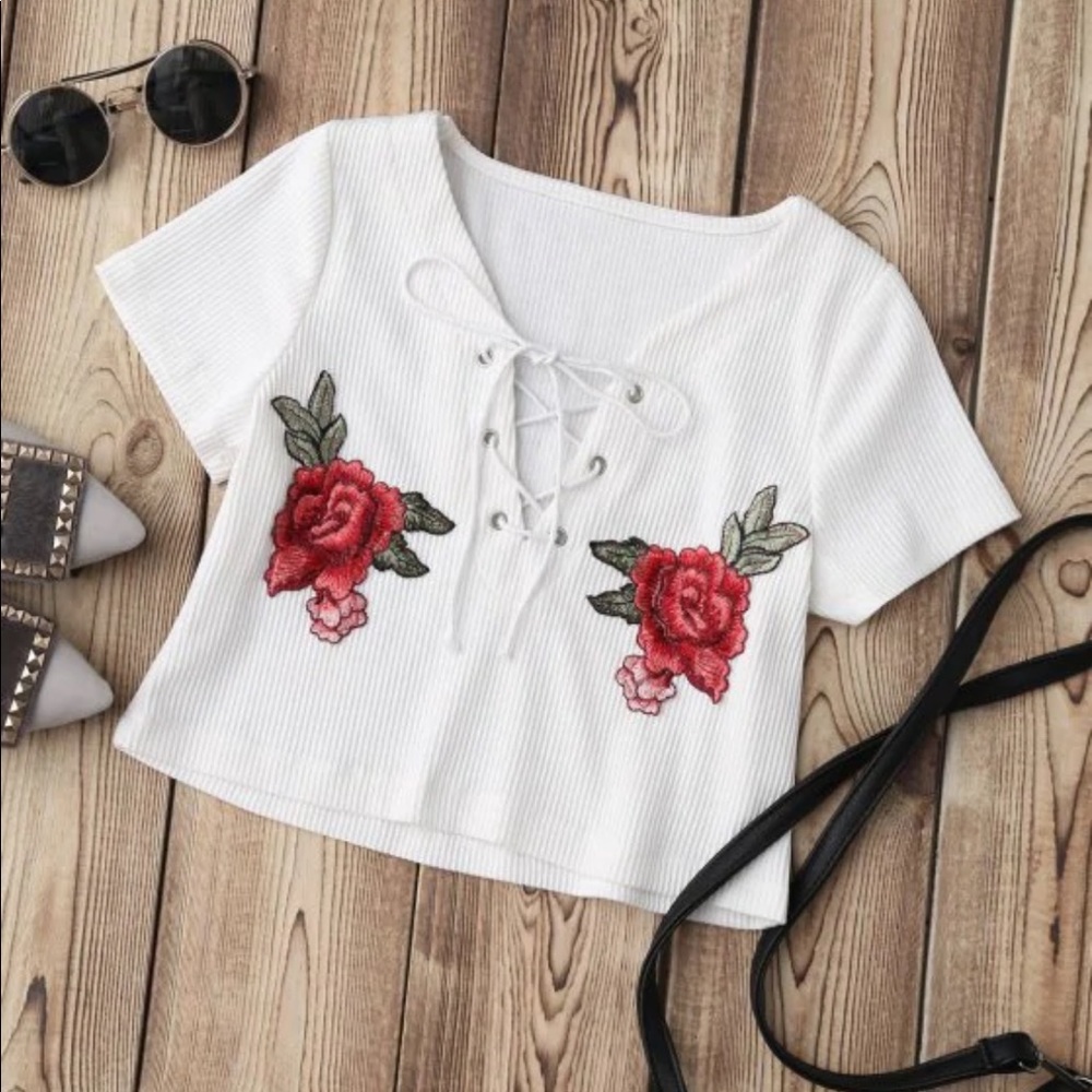 White, lace up ribbed crop top with roses